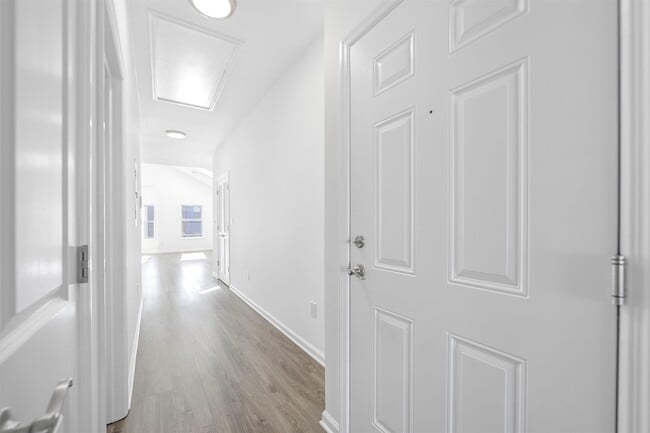 Building Photo - 62 Hutton St