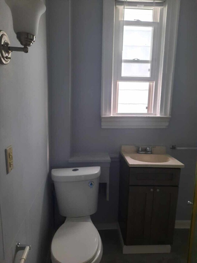 Building Photo - 538 8th Ave