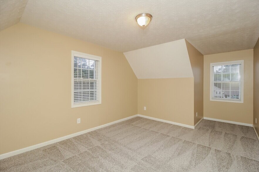 Building Photo - 15 Fairview Oak Pl