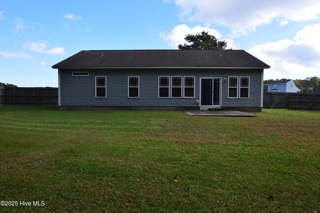 Building Photo - 222 Lakeside Dr