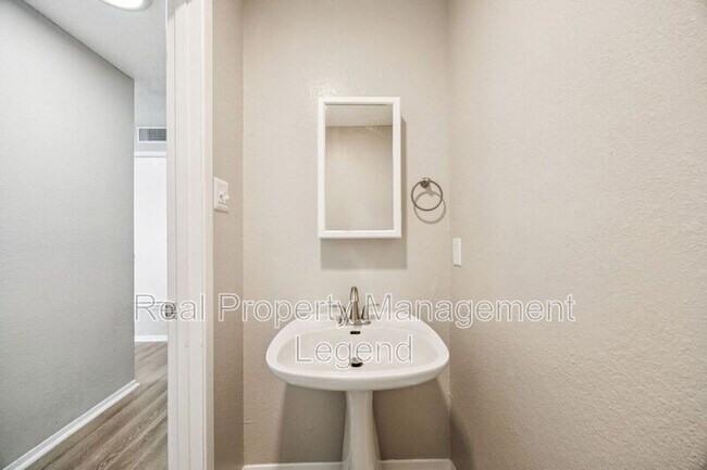 Building Photo - 8109 Silver Creek Rd