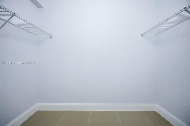 Building Photo - 10941 N Lakeview Dr
