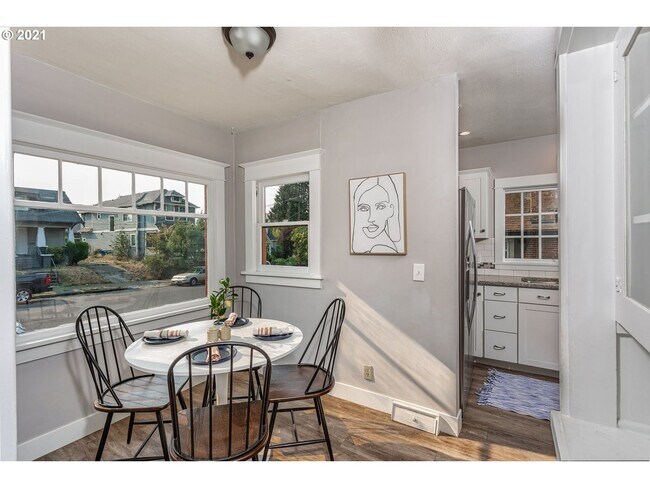 Building Photo - 2 bedroom 2 bath Woodlawn Bungalow-Full finished basement!