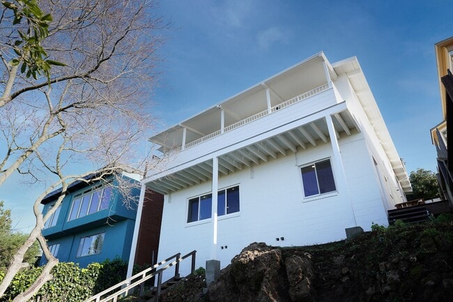 Building Photo - Kensington Beauty!