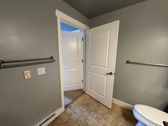 Building Photo - 1 Bed, 1 Bath Condo with Bellingham Bay View and parking garage
