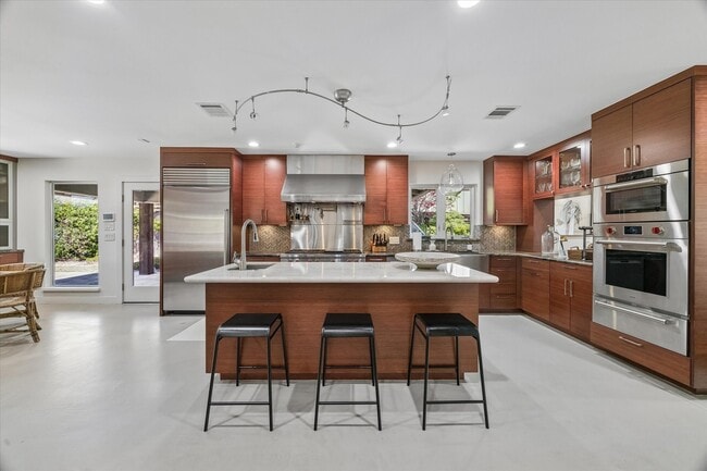 Building Photo - 623 Pinehaven Dr