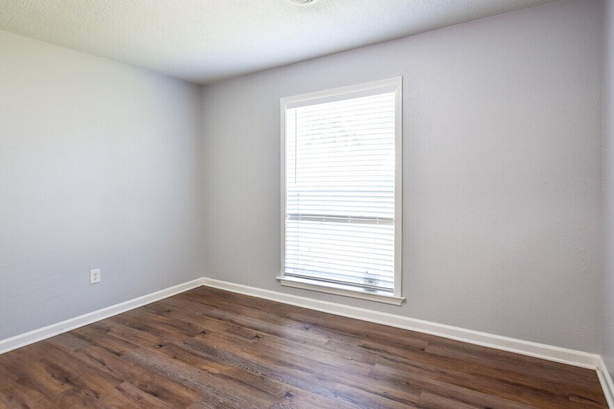 Building Photo - 5691 Briarwood Dr