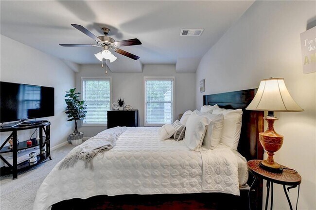 Building Photo - 2185 Mission View Dr NW