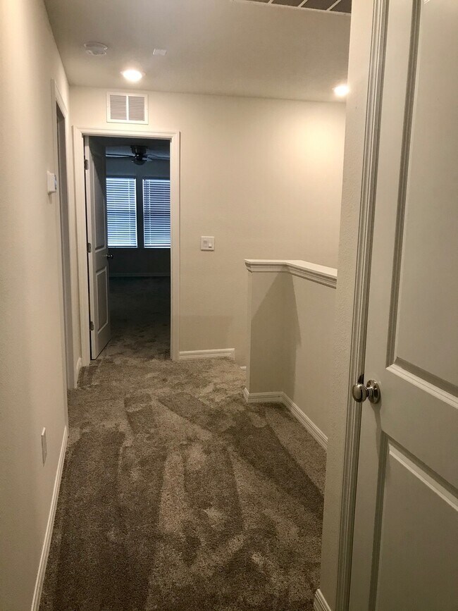 Building Photo - Energy Efficient 3/3 Townhome w/ 2 Car Gar...