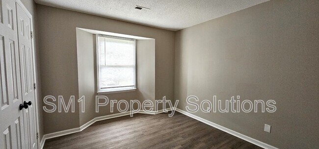 Building Photo - 2332 W Vandalia Rd