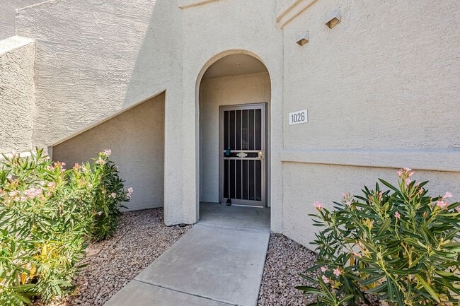 Building Photo - Stunning 2 Bed 1.5 Bath Condo in Scottsdal...