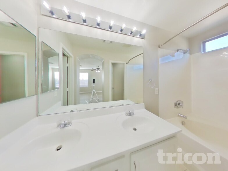 Building Photo - 4432 Santa Clarita Ave