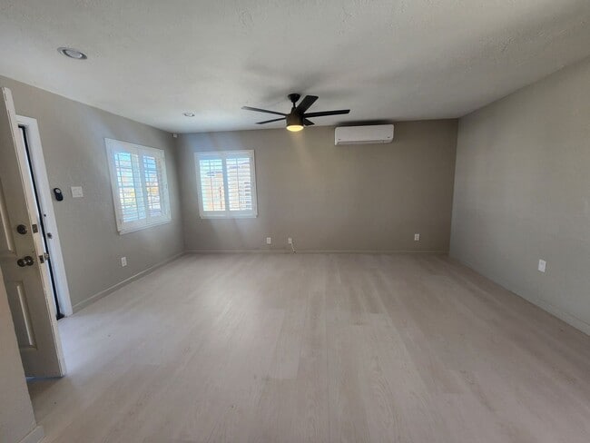 Building Photo - Gorgeous 2 Bedroom 1 Bath