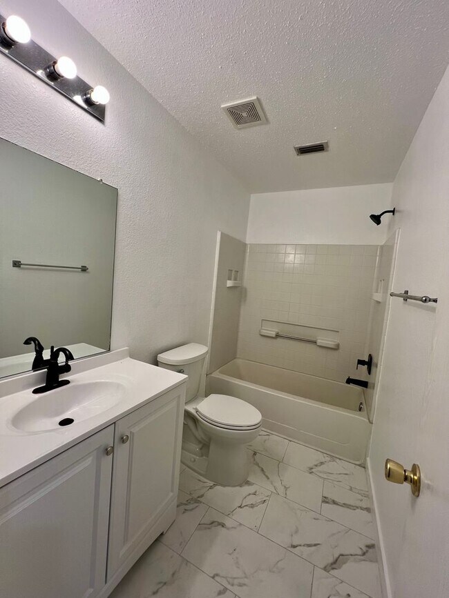 Building Photo - Maned