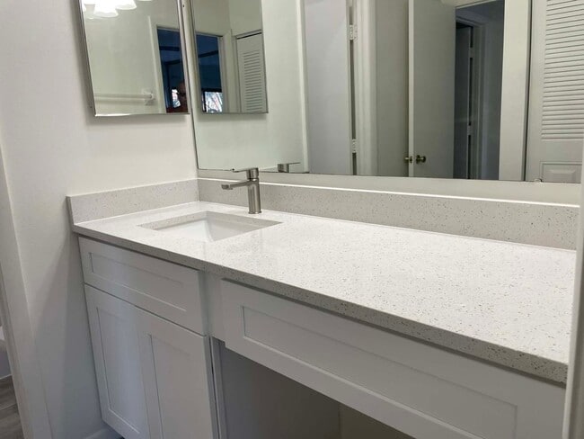 Building Photo - 1 Bedroom/1 Bath Villa with Private Courtyard