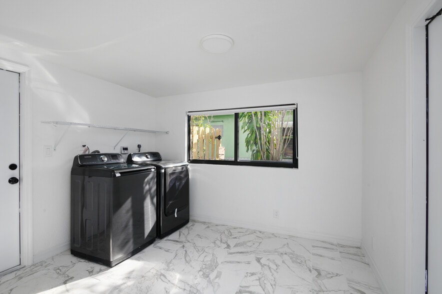 Building Photo - 233 SW 21st St