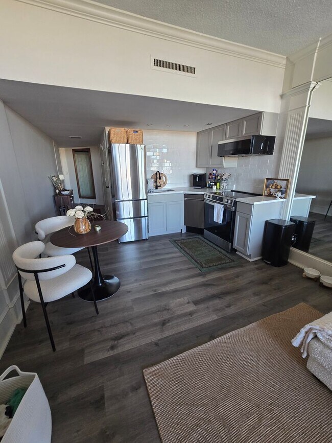 Building Photo - 14L