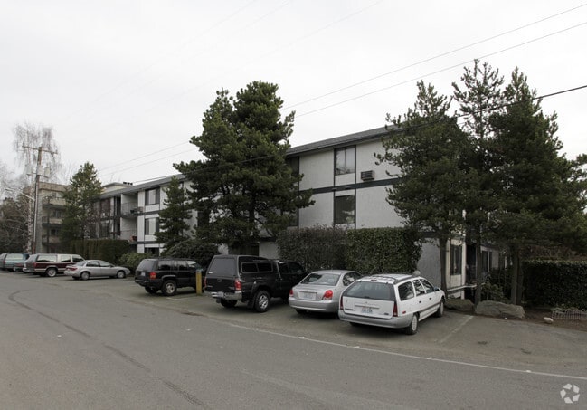 Building Photo - Royal Oak
