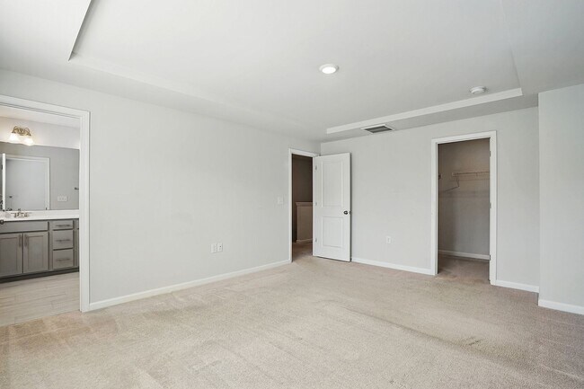 Building Photo - GREAT END UNIT IN CARY! Come see it today!
