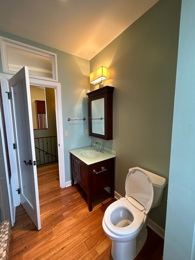 Building Photo - 2 Bedroom / 1.5 Bath Executive Apartment i...