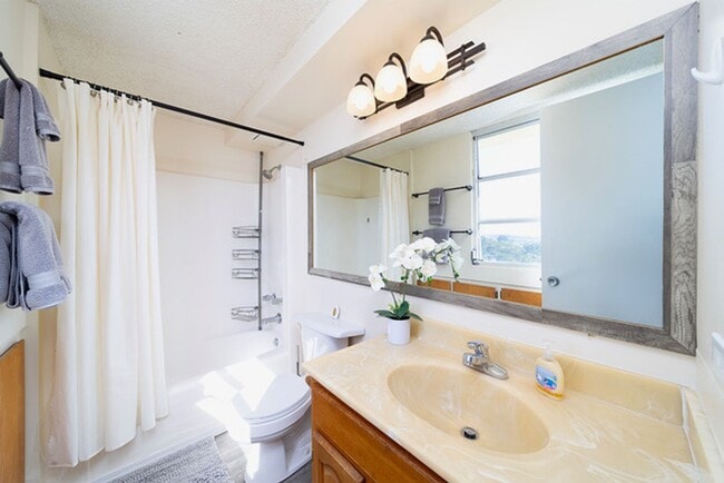Building Photo - Bayshore Towers - Fully Furnished Unit wit...