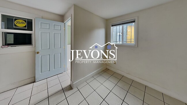 Building Photo - $1,000 Rent Credit if move-in occurs befor...