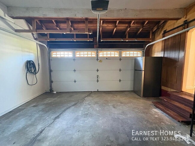 Building Photo - 14338 Califa St