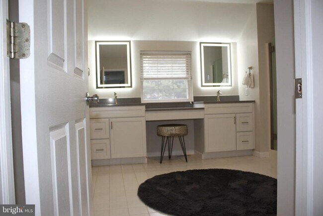 Building Photo - 176 S Patricia Dr