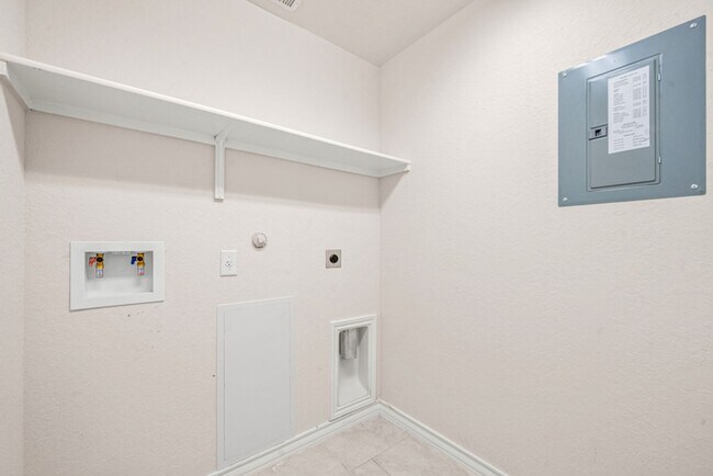 Building Photo - RED BIRD RANCH 3 BED 2 BATH  SINGLE STORY ...