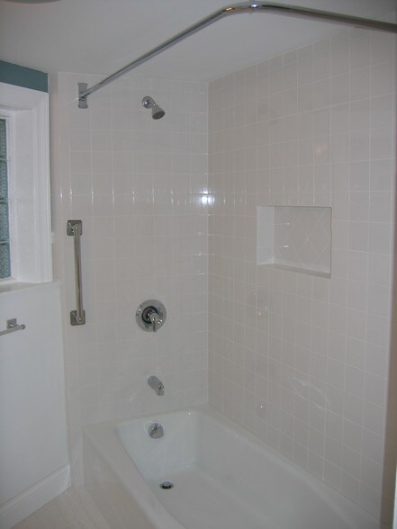 Bath - 1419 W Balmoral Ave