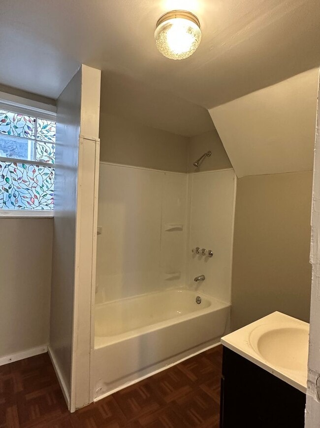 Building Photo - Spacious 5-Bedroom Home with 2 Full Baths, Freshly Rehabbed, Ready to rent