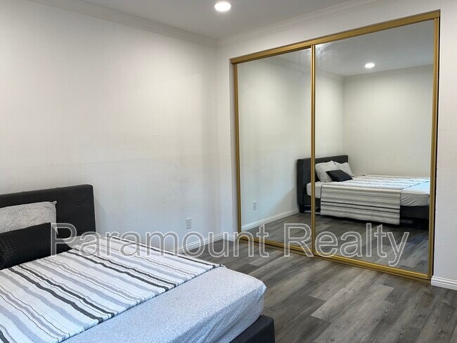 Building Photo - 1400 Bowe Ave