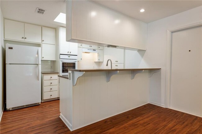 Building Photo - 2100 Rabb Rd