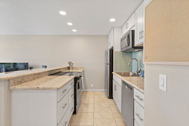 Building Photo - Full Ocean View, Fully Furnished Condo |Across from Surf Beach|Pool |Renovated |Heart of Kihei