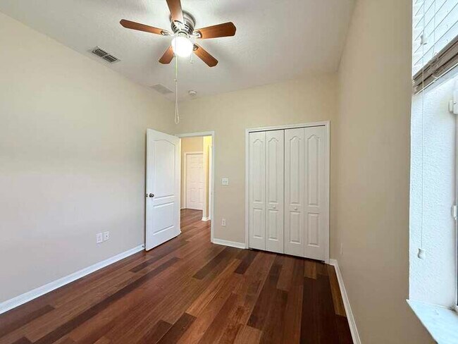 Building Photo - 930 Meadow Glade Dr