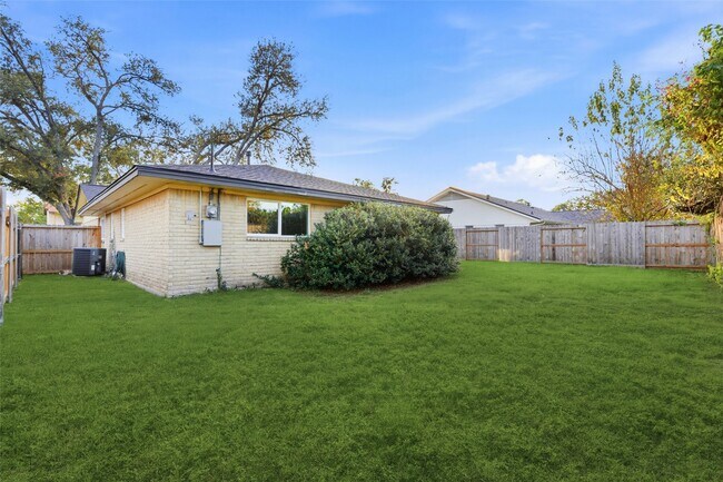 Building Photo - 5814 Viking Dr