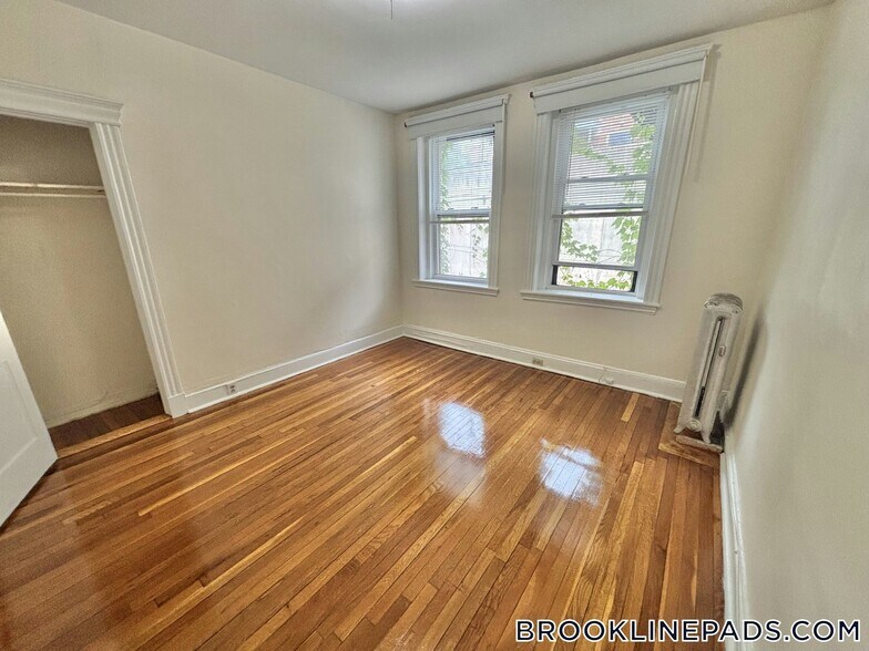 Building Photo - 352 Riverway