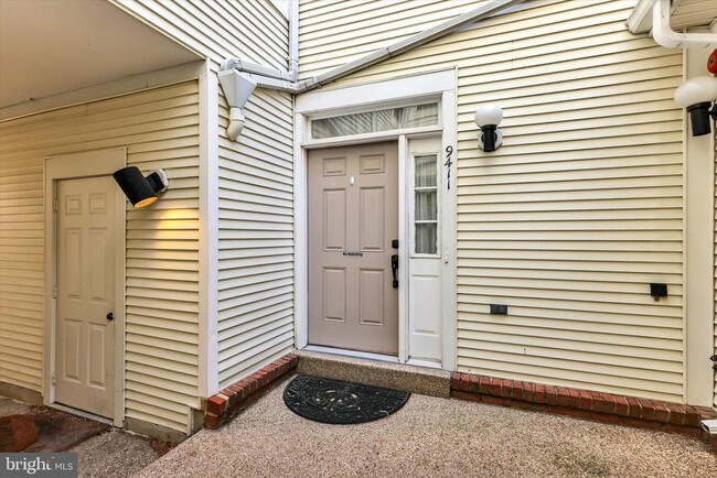 Building Photo - 9411 Royal Bonnet Terrace