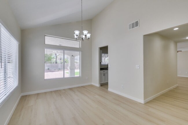 Building Photo - Stunning 3 Bedroom, 2.5 Bathroom Home in E...