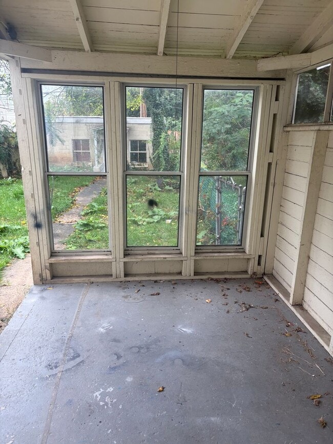 Building Photo - Section 8 Allowed-4 Bedroom 1 Bath House, Garage, Fenced Yard-York City SD