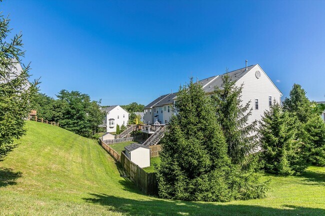 Building Photo - Twin Arch