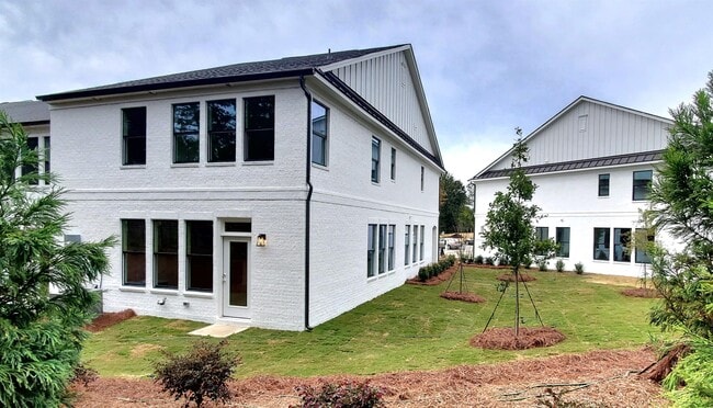 Building Photo - 6101 Mariemont Cir