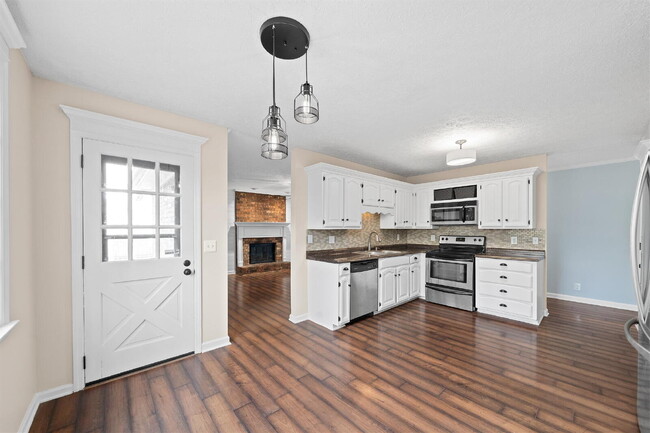 Building Photo - Huge Corner Lot in Glen Oaks!