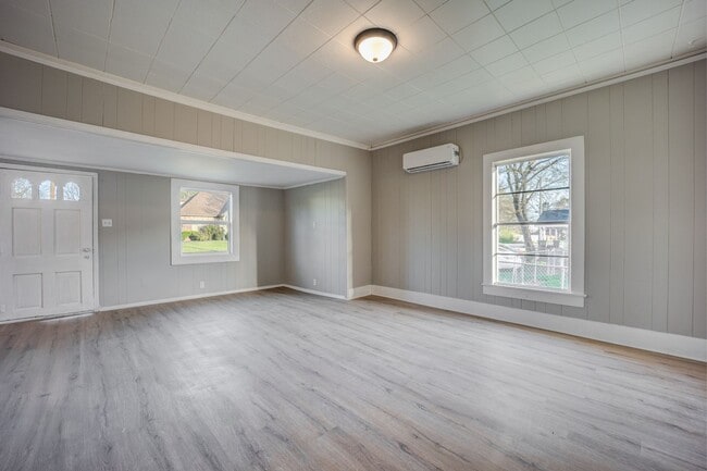 Building Photo - Freshly Updated 3 Bedroom House