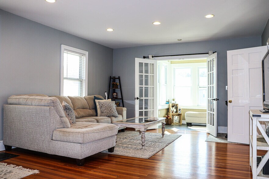 Building Photo - 36 Lancaster St