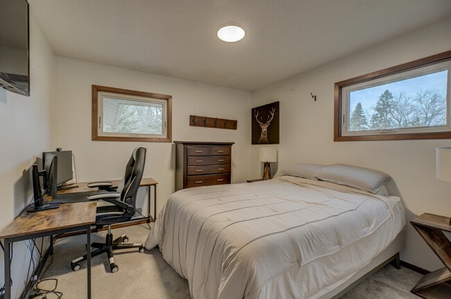 Building Photo - 2006 Pine St W