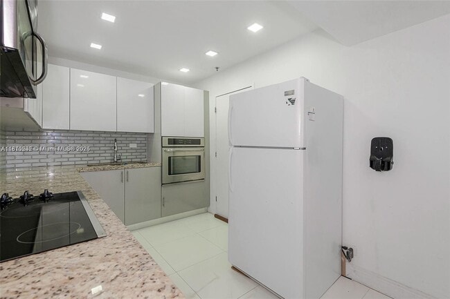 Building Photo - 6039 Collins Ave