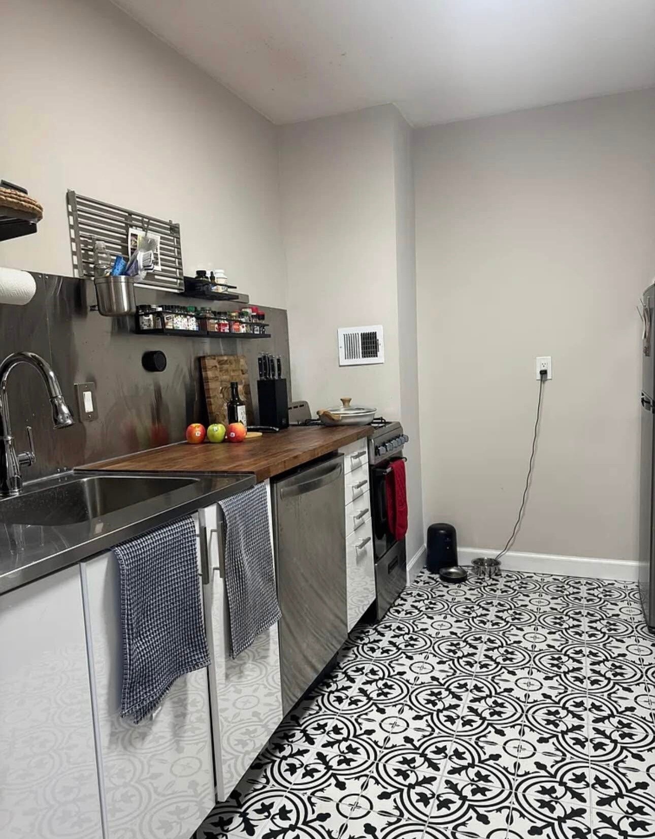 Kitchen - 4242 East West Hwy