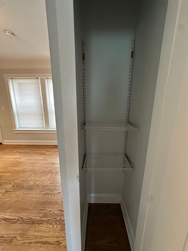 Building Photo - Nice 1 Bed w/Dining Room and Newer Kitchen and Bath at Roger's Glenwood District