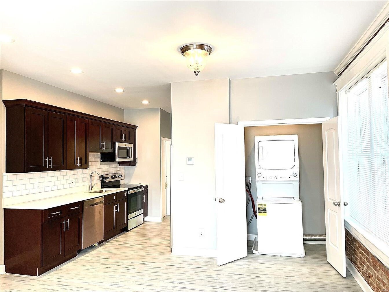 Building Photo - 5011 Devonshire Ave